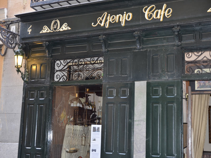 Fachada de Café Ajenjo en calle Galería de Robles, 4. Malasaña, Madrid