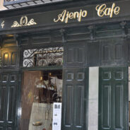 Entrada del Café Ajenjo